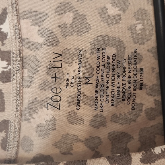 Zoe & Liv Animal Print Top Size Medium - Picture 3 of 3
